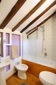 a bathroom with a tub and a toilet and a sink at SM Hospitality SANTO STEFANO in Reggio Emilia