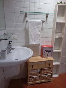 ein Badezimmer mit einem Waschbecken und einer Schachtel auf dem Tisch in der Unterkunft La Finestra Sul Civico Cinque in Verona