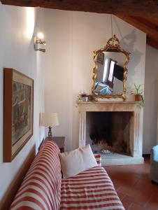 ein Wohnzimmer mit einem Kamin und einem Spiegel in der Unterkunft La Finestra Sul Civico Cinque in Verona