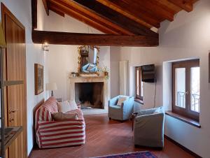 ein Wohnzimmer mit 2 Stühlen und einem Kamin in der Unterkunft La Finestra Sul Civico Cinque in Verona