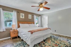 Ένα ή περισσότερα κρεβάτια σε δωμάτιο στο Savannah Rose Bungalow Btwn Downtown and the Beach