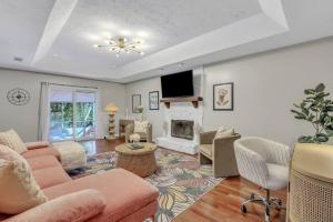 Μια τηλεόραση ή/και κέντρο ψυχαγωγίας στο Savannah Rose Bungalow Btwn Downtown and the Beach