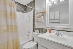 Ένα μπάνιο στο Savannah Rose Bungalow Btwn Downtown and the Beach +32 φωτογραφίες