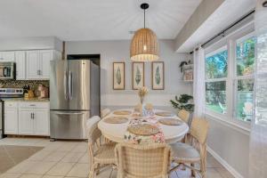 Η κουζίνα ή μικρή κουζίνα στο Savannah Rose Bungalow Btwn Downtown and the Beach