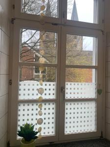 una ventana con una valla blanca y una planta en Altes Forstamt, en Xanten