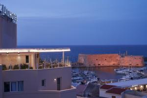 una vista di un porto con barche in acqua di Lato Boutique Hotel a Heraklion