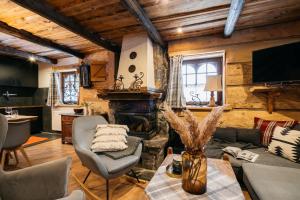 uma sala de estar com um sofá e uma lareira em Mountain Shelter by Loft Affair em Zakopane