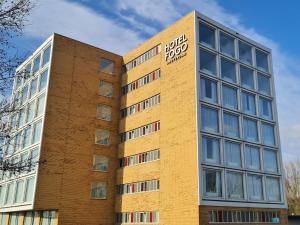 een hoog bakstenen gebouw met een bord erop bij Hotel Fogo Amsterdam in Amsterdam