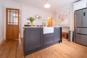 a kitchen with an island in the middle of a kitchen at Elegant 3 bedroom home in the centre of Cheltenham in Cheltenham