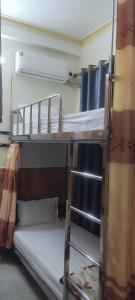 ニンビンにあるNew Nhat Minh HomeStayの二段ベッド2組が備わる客室です。