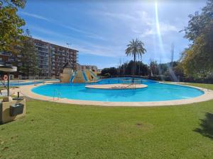 una grande piscina con scivolo in un parco di Nelvir Studio Benalmádena a Benalmádena