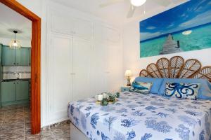 コラレホにあるCasa Vista Isla de Lobosのベッドルーム(青と白のベッド1台付)、キッチン