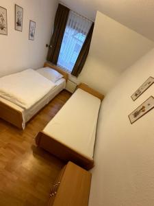mały pokój z 2 łóżkami i oknem w obiekcie Stadtwohnung Brühl w mieście Brühl