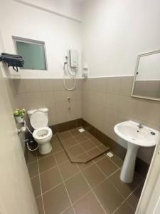 Bathroom sa WF Homestay Sandakan