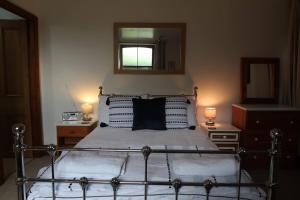 Un pat sau paturi într-o cameră la Cosy 2-bedroom cottage in the Lake District