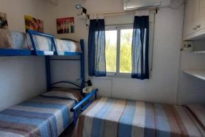 a bedroom with two bunk beds and a window at Cómodo dúplex frente al mar in Monte Hermoso