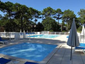 Bazén v ubytování Résidence Les Grands Pins - T2 avec piscine nebo v jeho okolí