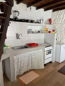cocina pequeña con fregadero y fogones en Casas de Juan, en Morro de São Paulo