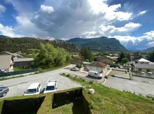 una carretera con coches estacionados al costado de la carretera en appartement T3 idéalement situé en Eygliers