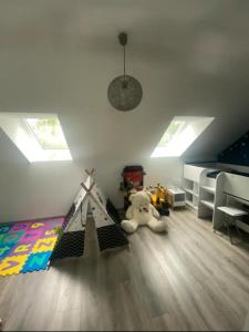 un dormitorio con un osito de peluche y una tienda de juguetes en appartement T3 idéalement situé en Eygliers
