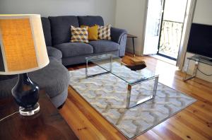 - un salon avec un canapé et une table en verre dans l'établissement Marques Classy Apartment by be@home, à Lisbonne