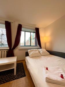 sypialnia z 2 łóżkami i oknem w obiekcie BEMA Guest House - City Centre we Wrocławiu