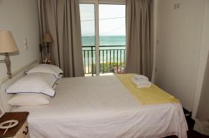 a bedroom with a bed with a view of the ocean at Maison de la mer in Témeni