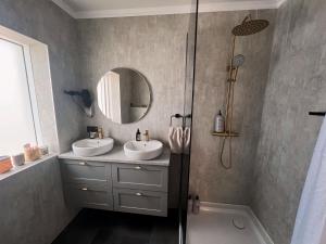 Un baño de Garður Apartments
