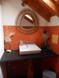 uma casa de banho com um lavatório e um espelho em O Homem Verde em Penela