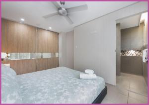 Aitkenvale的住宿－Sturges Street 22 - Unit 2，一间卧室配有一张床和吊扇