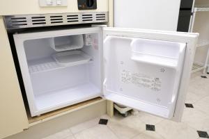 a white refrigerator with its door open in a kitchen at メゾンファミール成瀬 in Machida
