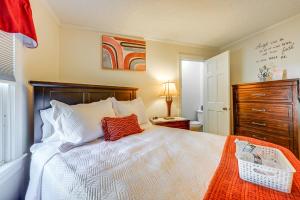 1 dormitorio con cama blanca y almohada roja en Greenville Home 2 Mi to Downtown!, en Greenville