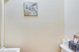 ein Bad mit einem WC und einem Bild an der Wand in der Unterkunft Greenville Home 2 Mi to Downtown! in Greenville + 21 Fotos