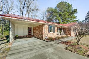 ein Backsteinhaus mit rotem Dach in der Unterkunft Greenville Home 2 Mi to Downtown! in Greenville