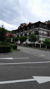 une rue vide devant un grand bâtiment dans l'établissement Pensiunea Madalina - LIMARA, à Prăjila