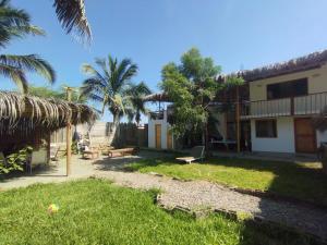 uitzicht op het huis vanaf de tuin bij La Nómada Digital - Máncora Playa & Piscina in Máncora