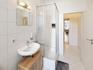 une salle de bain blanche avec lavabo et douche dans l'établissement Leipzig Zentrum, Schnelles WLAN, TVs in allen 5 Zimmern, Self-Check-in, 5 Riesige Zimmer für große Gruppen, Aufzug, à Leipzig