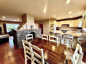 una cucina e una sala da pranzo con tavolo e camino di Ballinskelligs Coastal Sanctuary a Ballinskelligs
