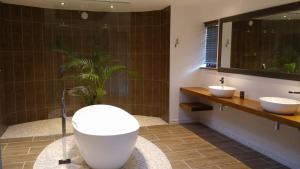 Ett badrum på Topiary Wine Estate & Cottages