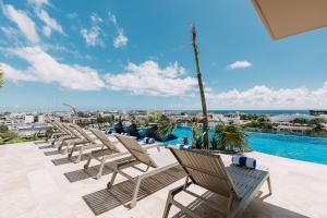 Πισίνα στο ή κοντά στο Cozy Studio Pool and Roof Lounge Beach 5 Blocks