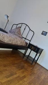 Postel nebo postele na pokoji v ubytování Gemütliches Zimmer in einer Altbauwohnung in der Stadt