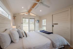um quarto com uma grande cama branca e uma janela em New Rabbitbrush Hideaway Studio Trails Steps Away em Grand Junction
