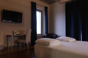 A bed or beds in a room at Borgo Santa Giulia