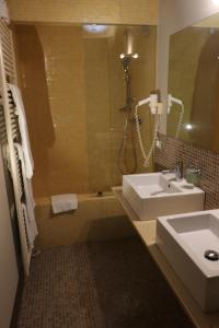 A bathroom at Borgo Santa Giulia