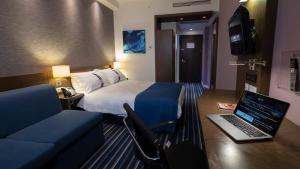Un pat sau paturi într-o cameră la FEZ INN Hotel