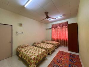 um quarto com duas camas e uma janela em Homestay Jitra Zultie's em Jitra