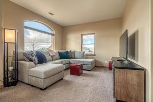 uma sala de estar com um sofá e uma televisão de ecrã plano em New! Hansel Home On 11 Acres Trails Out Backdoor! em Fruita