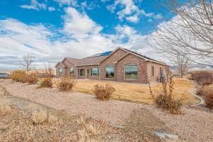 uma casa no meio de um campo em New! Hansel Home On 11 Acres Trails Out Backdoor! em Fruita