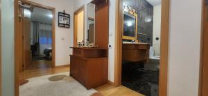 ブラガンサにあるSweet Home Bragançaのバスルーム(洗面台、鏡付)