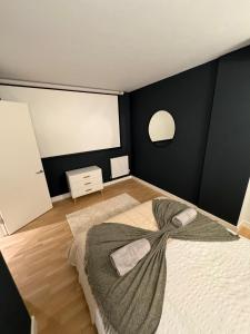 sypialnia z łóżkiem z kocem w obiekcie Seven Space 2 Bed 2 Bath Central Apartment w mieście Norwich